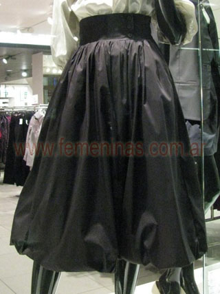 Falda plato amplio vuelo negra cintura ancha con botones H&M